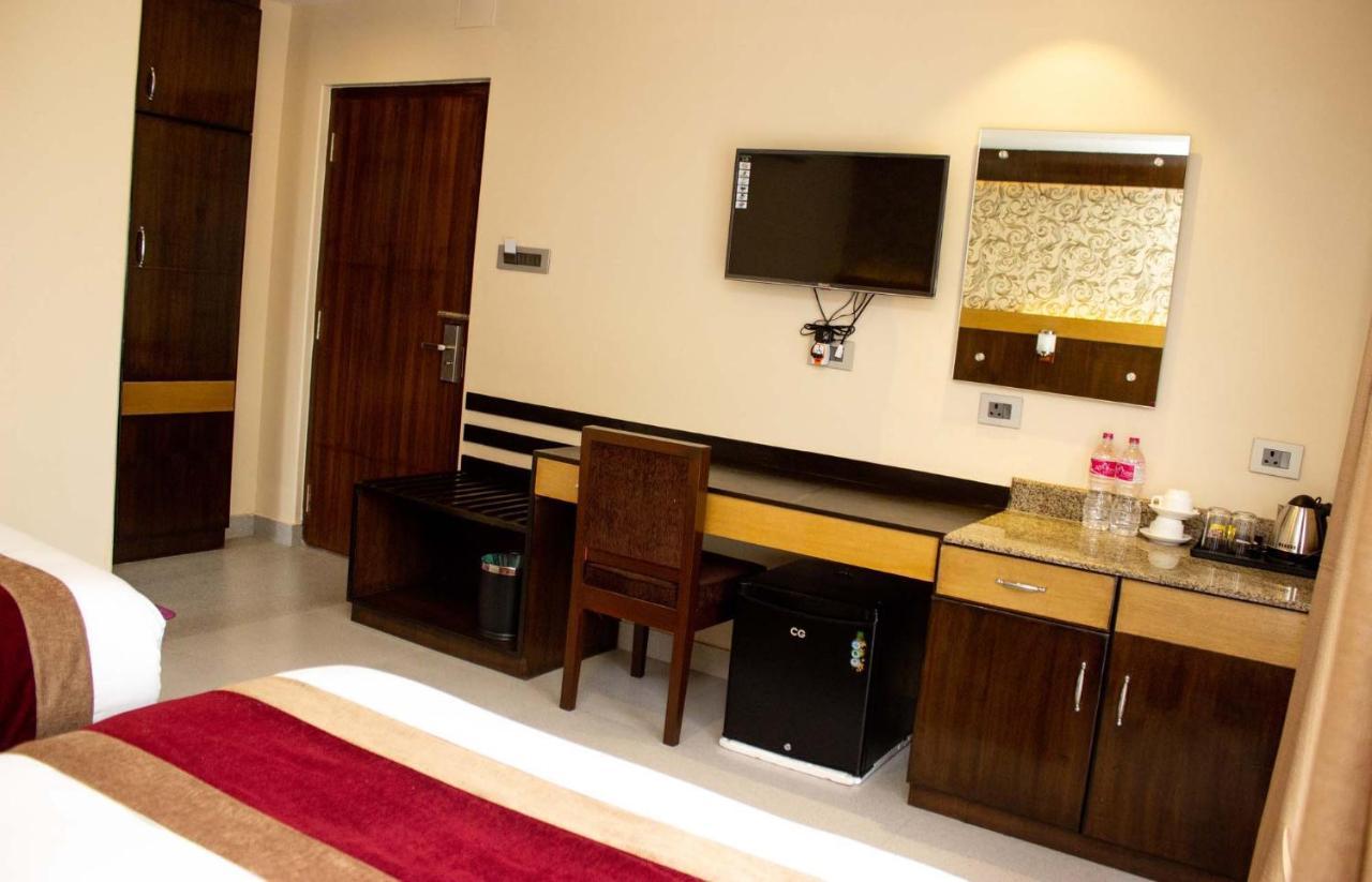 Hotel Silverline Pokhara Zewnętrze zdjęcie