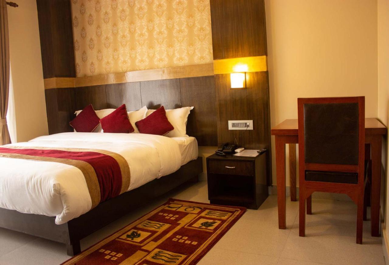 Hotel Silverline Pokhara Zewnętrze zdjęcie
