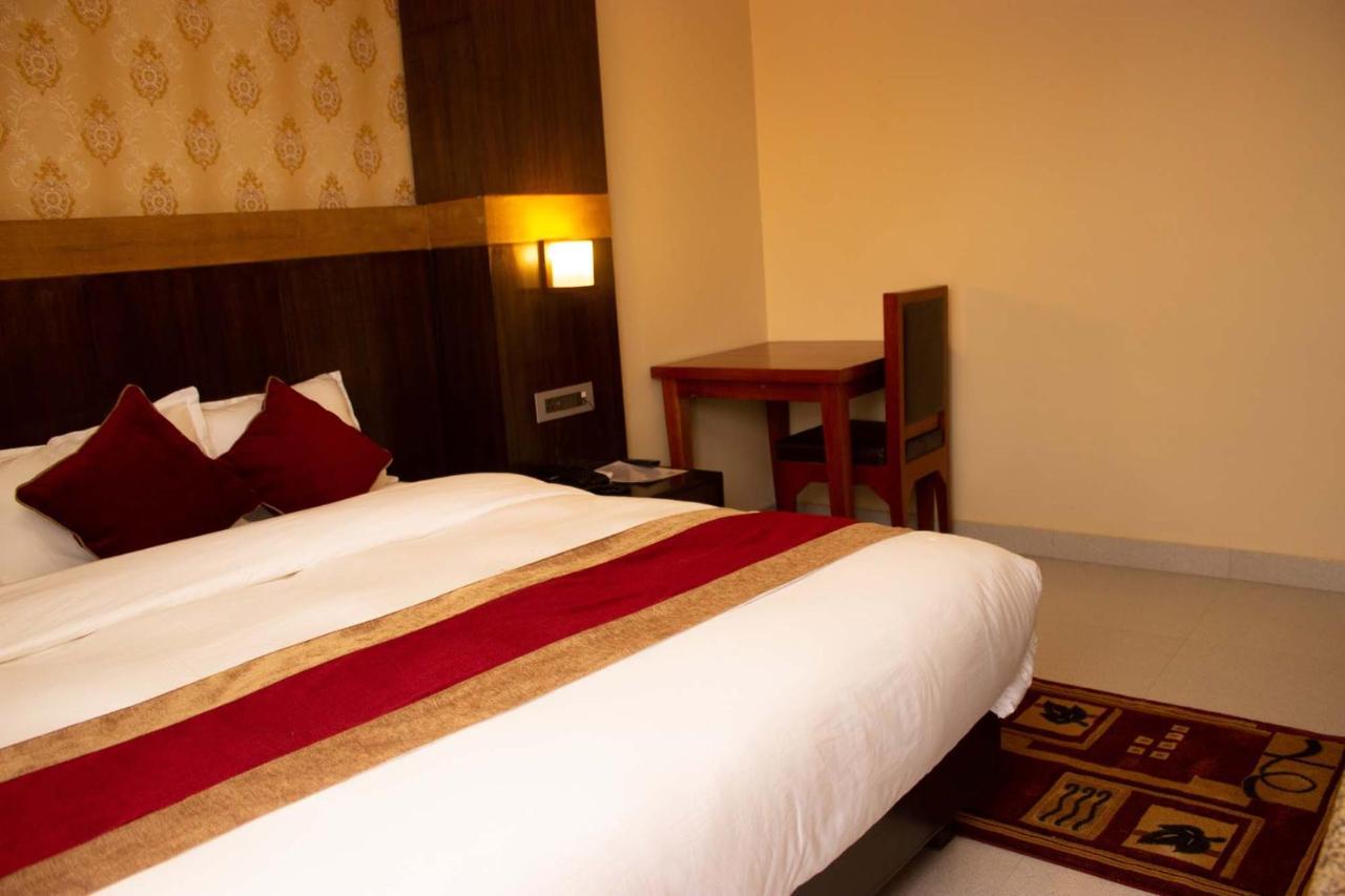 Hotel Silverline Pokhara Zewnętrze zdjęcie