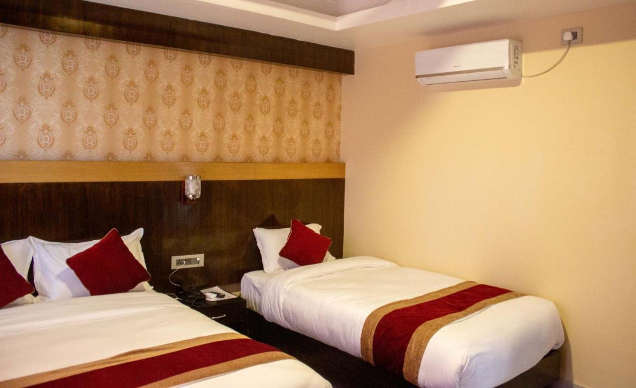 Hotel Silverline Pokhara Zewnętrze zdjęcie